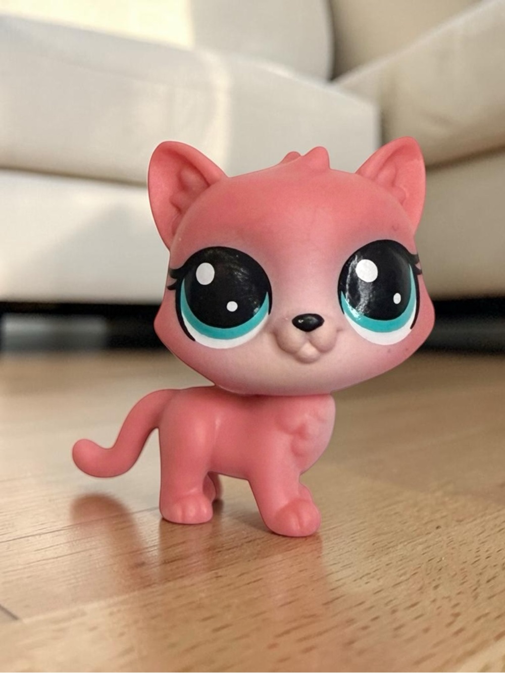 littlest pet shop # 3-164 dark pink & white kitty cat kitten with blue eyes